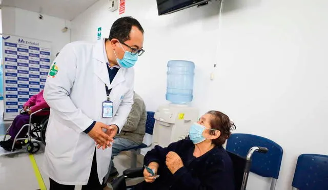 Pacientes con alto riesgo de contraer la COVID-19 lograron ser vacunados. Foto: EsSalud