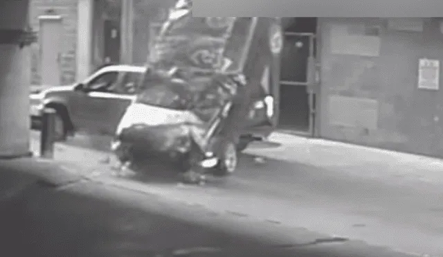 YouTube: Impactante momento en que auto cae desde el séptimo piso de estacionamiento