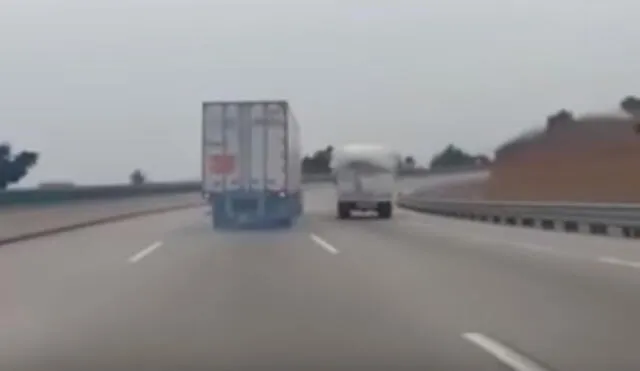 YouTube: Camión se queda sin frenos y chofer toma arriesgada decisión para salvar su vida