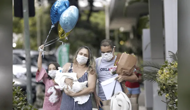 Rusia con su esposo Ednaldo Goes y sus dos menores hijas, saliendo del hospital en Río de Janeiro, Brasil. | Foto: Ricardo Moraes / Reuters.
