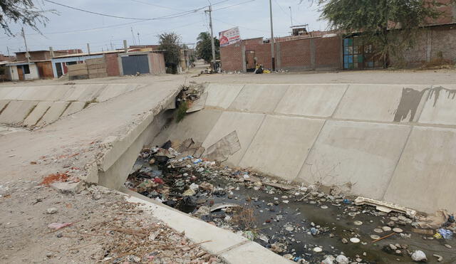 Dren de asentamiento  luce con cúmulos de basura, lo que genera malos olores. Foto: Almendra Ruesta