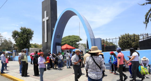 Música y oración en el Día de Todos los Santos en Arequipa. Fotógrafo: Oswald Charca.