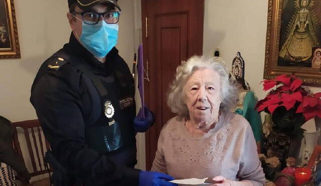 Policía Nacional de Sevilla entrega dinero a las personas más vulnerables. Foto: La Vanguardia
