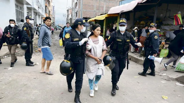 detenida. Mujer fue detenida en plataforma Andrés Avelino Cáceres de Arequipa.