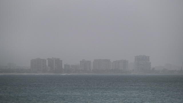 A vast cloud of Sahara dust is blanketing the city of San Juan, Puerto Rico on June 22, 2020. - An expansive plume of dust from the Sahara is traveling westward across the Atlantic Ocean and is expected to reach the Caribbean and parts of the United States later this week. (Photo by Ricardo ARDUENGO / AFP)