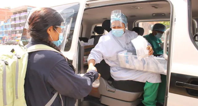 Personal de EsSalud entrega medicamentos a los asegurados en sus domicilios. Foto: EsSalud Cusco.