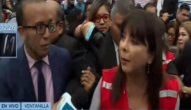 Ministra La Rosa evita responder con este gesto pregunta sobre exempleada [VIDEO]