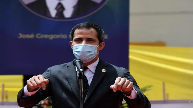 Venezuelan opposition leader Juan Guaido, wearing a face mask, gestures as he delivers a speech during a tribute to health workers who died from COVID-19, at the Venezuelan Medical Federation in Caracas, on September 10, 2020. (Photo by Federico PARRA / AFP)