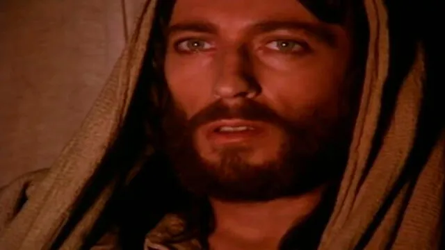 Así luce Robert Powell, el actor que interpretó a Cristo en 'Jesús de Nazareth'