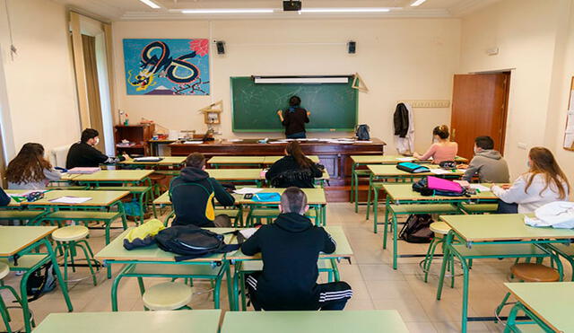 Jóvenes con mascarillas en un instituto de Burgos (España) el 18 de junio de 2020. Foto: AFP