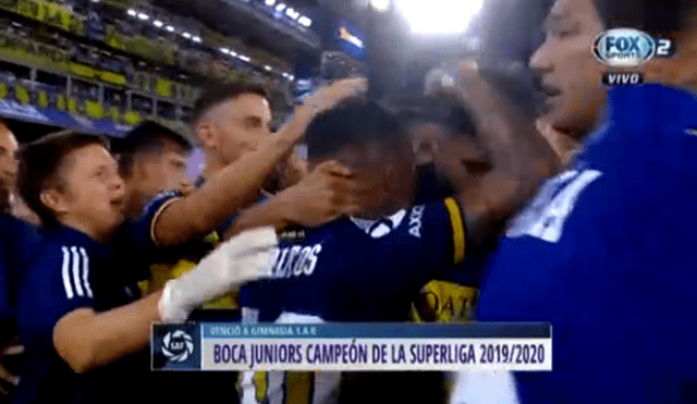 Carlos Zambrano y Carlos Tévez se abrazon al final del partido como parte de las celebraciones por el campeonato alcanzado con Boca Juniors. Foto: Fox Sports 2.