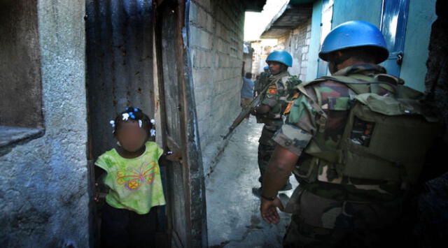 PORT-AU-PRINCE, HAITI - MARCH 21:  United Nations (UN) soldiers from Sri Lanka patrol the slum "City of God" March 21, 2005 in the downtown area of Port-au-Prince, Haiti. At least two members of the Haitian former military and two UN soldiers died in a gun battle March 20, marking the first lost of life to the UN peace force since it arrived in Haiti.  (Photo by Shaul Schwarz/Getty Images)