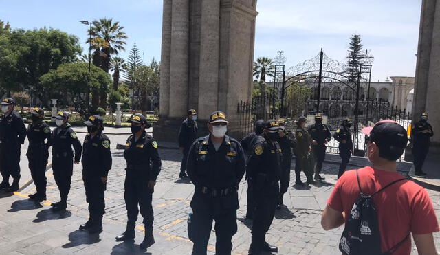 Policía no permite el paso de transeúntes. Foto: Oswald Charca/ La República