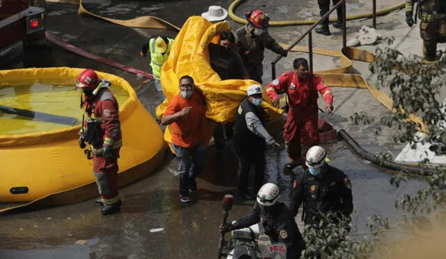 Comerciantes llegaron al mercado y se enfrentaron con la Policía para ingresar y recuperar parte de sus pertenencias. Foto: Jorge Cerdán / La República