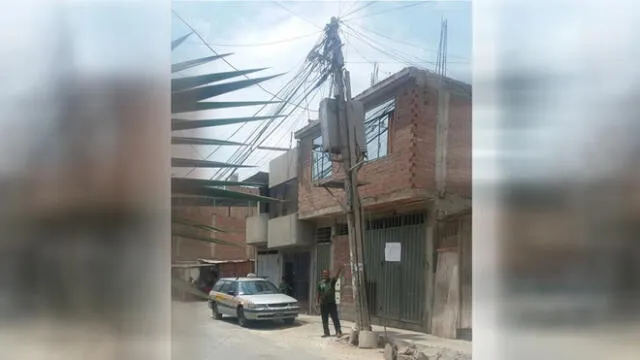 Poste de telefonía a punto de colapsar en San Juan de Miraflores