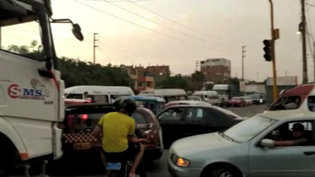 #YoDenuncio: falta de energía eléctrica en semáforo genera congestión vehicular