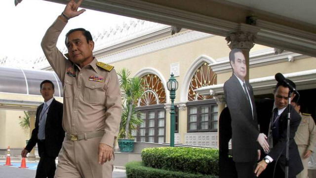 Primer ministro de Tailandia sorprende al dejar una figura suya de cartón para las preguntas de la prensa