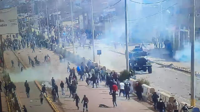 Puno. Unidad de la Policía fue incendiada durante enfrentamientos en Juliaca. Foto: Cortesía captura video