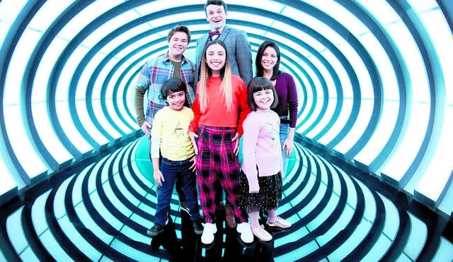 Alienígenas. Gabby rodeada de su familia extraterrestre. (Disney Channel/Craig Sjodin)