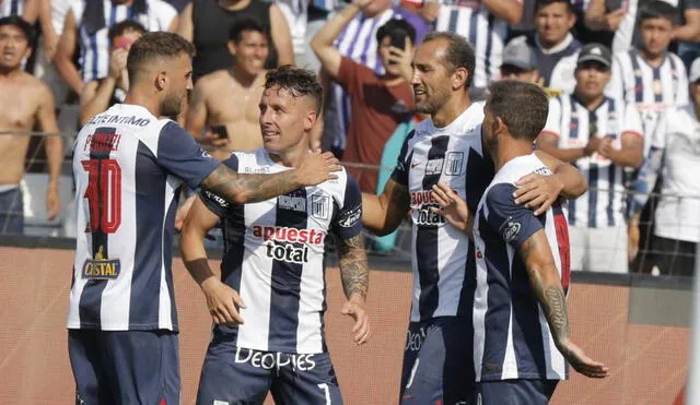 Los blanquiazules se impusieron en el primer tiempo con goles de Costa y Lavandeira. Foto: Grupo La República/Luis Jimenez
