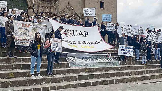plantón. Alumnos de Cusco se apostaron frente a catedral para exigir que se les permita continuar con sus estudios profesionales.