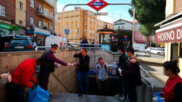 Coronavirus: ciudadanos chinos regalan mascarillas en estación del Metro de Madrid [VIDEO]