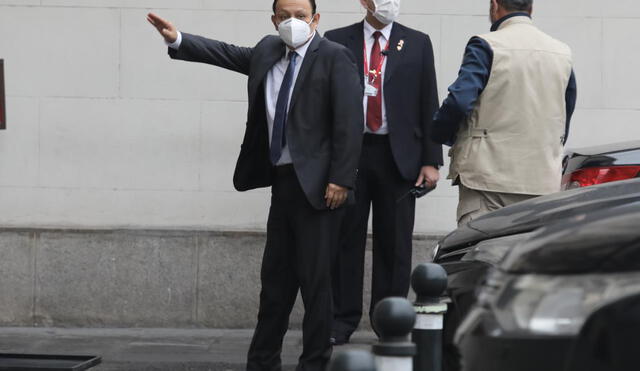 Defensor Walter Gutiérrez llegando a Palacio de Gobierno. Foto: Jorge Cerdán/La República.