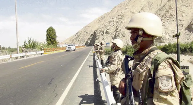 MILITARES A LA ENTRADA DEL PUENTE DE PAMPA BLANCA 
