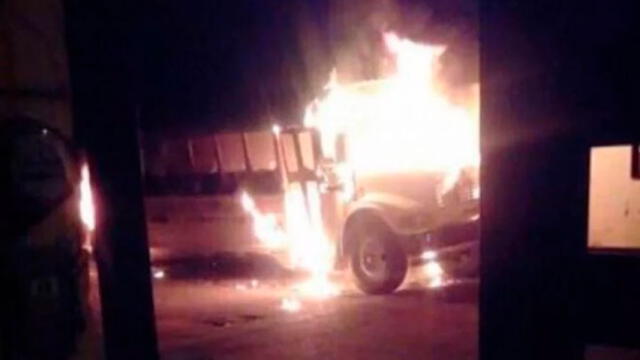 Sujetos incendian camión sin permitir que sus ocupantes bajen del vehículo [FOTOS]