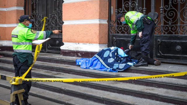 Hombre con síntomas de COVID-19 fallece en exterior de la Facultad de San Fernando en la UNMSM. Créditos: John Reyes / La República