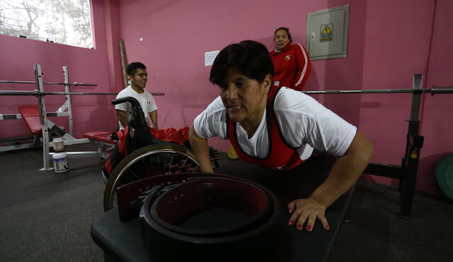 Diego Quispe y Noemí Vásquez junto a su
entrenadora Neolanis Isiner de Powerlifting.