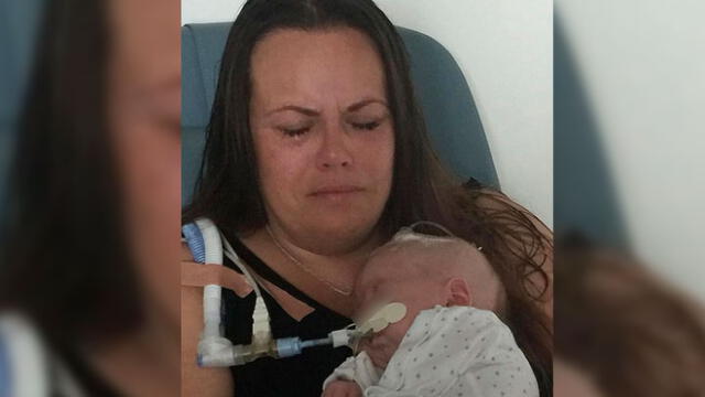 Mujer da emotiva despedida a su bebé por el que esperó 20 años [FOTOS]