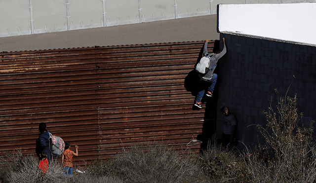 Así cruzan los migrantes el muro fronterizo entre Estados Unidos y México [FOTOS]