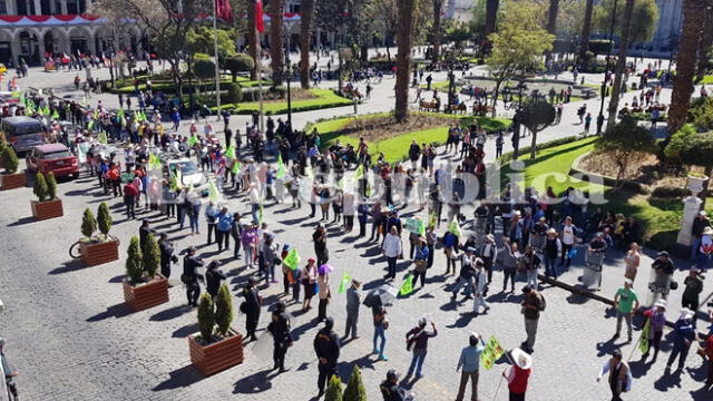 Miles llegaron hasta la plaza de Armas de Arequipa para elevar su voz de protesta.