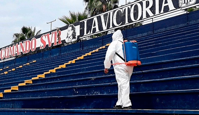La barra principal de Alianza Lima desinfectó el estadio Alejandro Villanueva y la comisaría victoriana. (FOTO: Líbero).