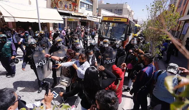 Enfrentamiento entre la Policía y comerciantes de la calle San Juan de Dios. Foto: Oswald Charca