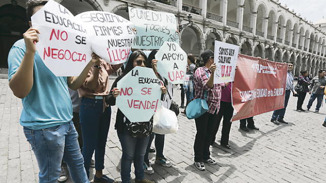 ALUMNOS DE LA UNIVERSIDADAD ALAS PERUANAS PROTESTAN EN LA PLAZA DE ARMAS POR EL CIERRE DE SU UNIVERSIDAD