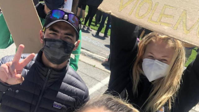 La joven pareja se dejó ver en una de las marchas que se llevaron a cabo en California. (Foto: Instagram)