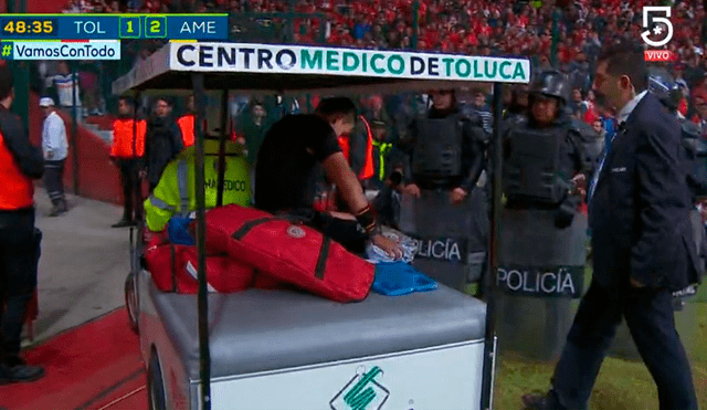 América vs Toluca: árbitro fue cambiado por lesión y llevado al hospital [VIDEO]