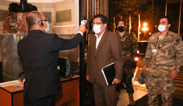 Vicente Zeballos llega al Palacio Legislativo. Por protocolo, se le toma la temperatura a la entrada del recinto parlamentario.
