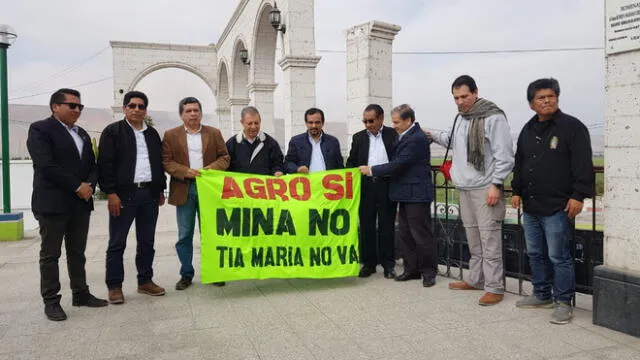 Congresistas del Frente Amplio en el primer día de paro por proyecto Tía María. Foto: Congreso.