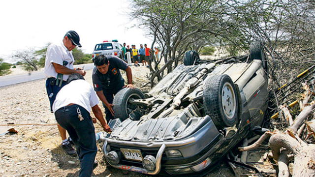 Piura: funcionarios salvan de morir en accidente de tránsito