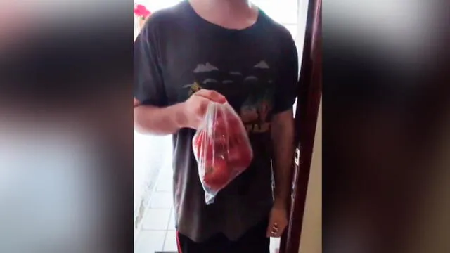 Desliza las imágenes para conocer cuál fue el peculiar 'error' que cometió este joven al comprar manzanas. Foto: Tiktok