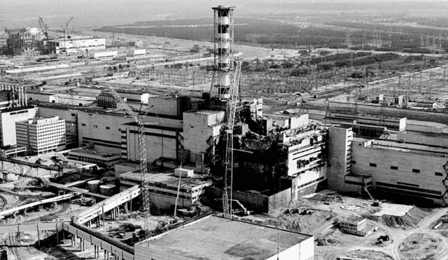 Vista área de la Central Nuclear de Chernobyl días después de la explosión.