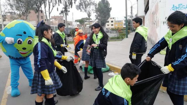 Surco: escolares limpian las calles al ritmo del “basura challenge”