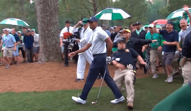 Tiger Woods cerca de sufrir dolorosa lesión por terrible blooper de miembro de seguridad [VIDEO]