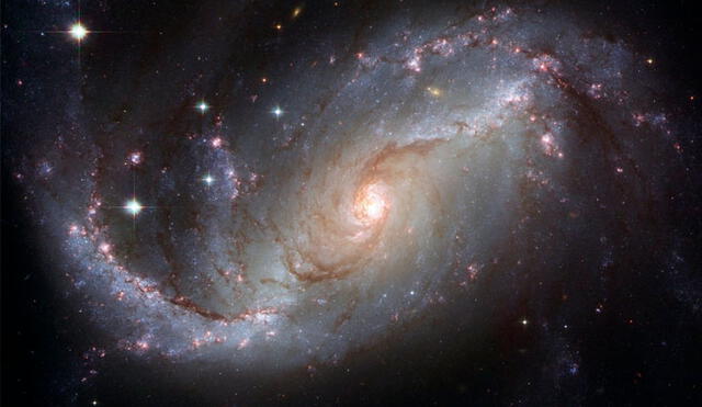 Imagen de la galaxia espiral NGC 1672. La señal de FRB fue rastreada hasta una galaxia del mismo tipo que la Vía Láctea. Crédito: ESA/NASA.