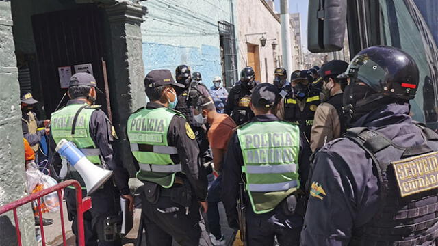 Personas se encontraban vendiendo diferentes productos, en alrededores del mercado San Camilo en Arequipa.