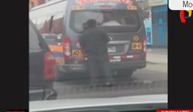 Chofer micciona en plena vía pública y provoca congestión vehicular [VIDEO]