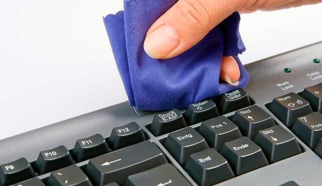 El teclado es una de las superficies con las que siempre estamos en contacto, más aun si trabajamos a diario con él. Conoce cómo mantenerlo limpio. Foto: SaludTopia
